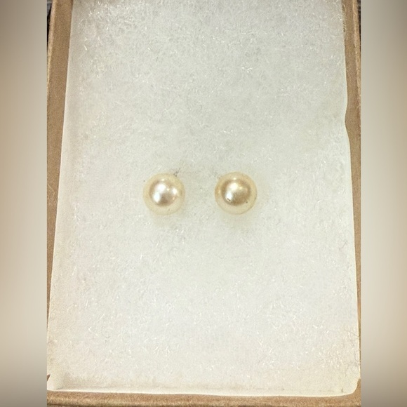 Elegant Pearl Stud Fashion Earrings - Picture 1 of 1